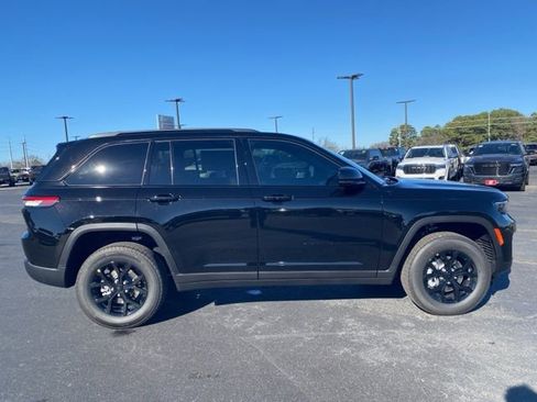 New 2025 Jeep Grand Cherokee Altitude image 8