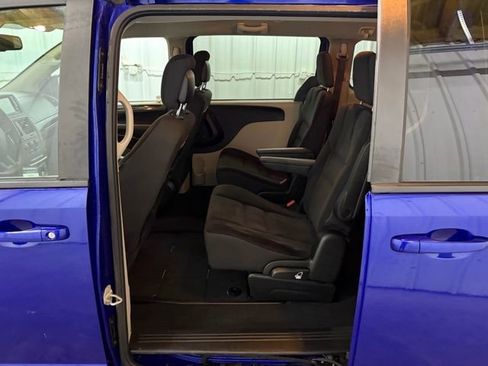 Used 2018 Dodge Grand Caravan SE w/ UConnect Hands-Free Group image 16