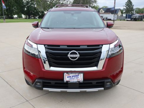 Used 2023 Nissan Pathfinder SL AWD/4WD image 3