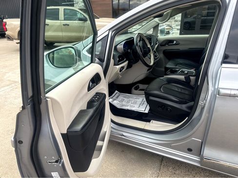 Used 2019 Chrysler Pacifica Limited image 9