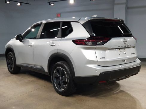 Used 2024 Nissan Rogue SV AWD/4WD image 5