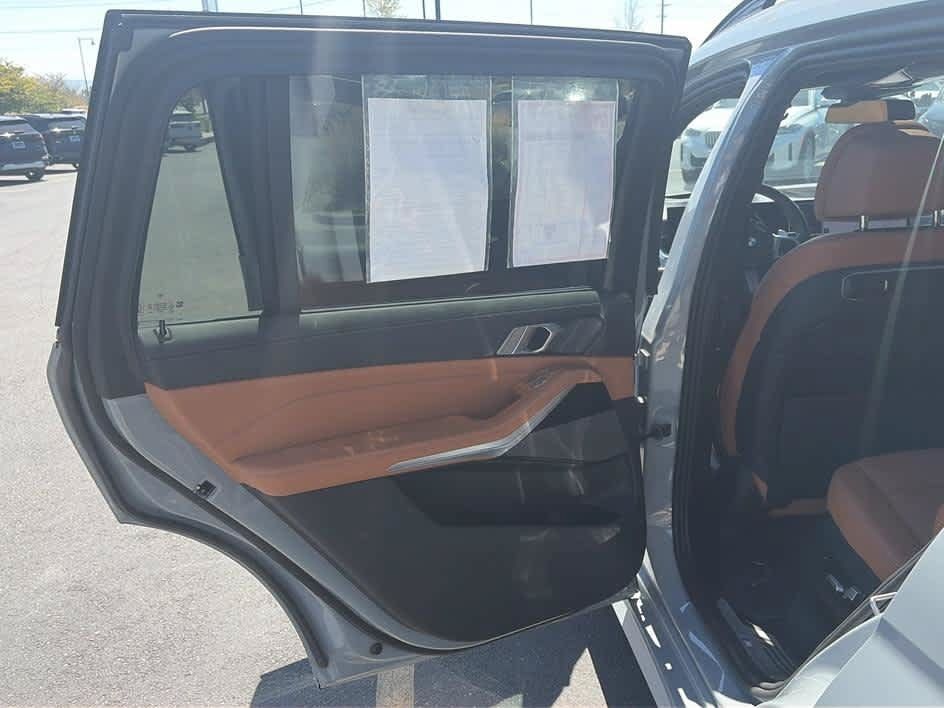 Used 2024 BMW X7 xDrive40i w/ M Sport Package AWD/4WD image 26