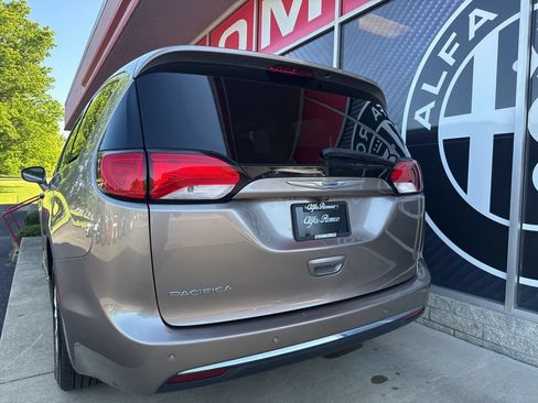 Used 2017 Chrysler Pacifica Touring-L FWD image 12