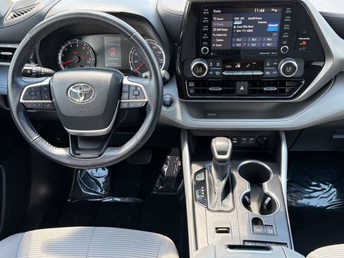 Used 2022 Toyota Highlander LE FWD image 16