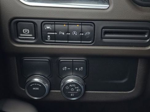 Used 2021 GMC Yukon SLT w/ SLT Premium Package image 18