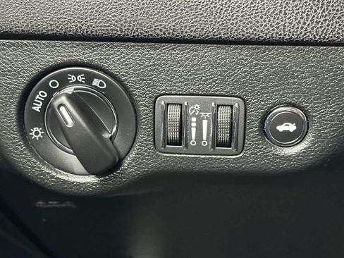 Used 2018 Chrysler 300 Touring w/ Chrome Appearance Package image 29