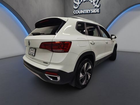 Certified 2024 Volkswagen Taos SE w/ Panoramic Sunroof Package AWD/4WD image 12