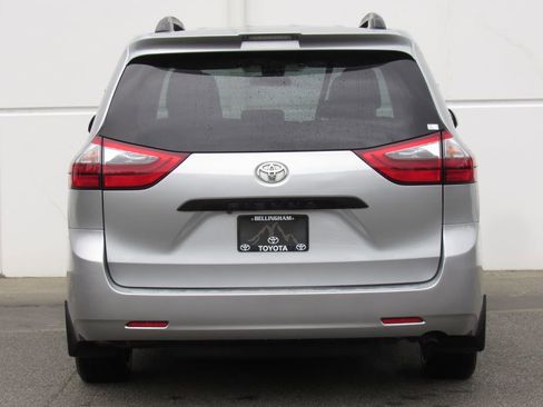 Used 2020 Toyota Sienna L FWD image 7