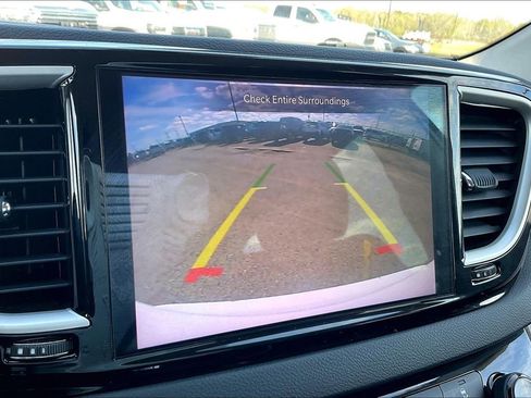 Used 2022 Chrysler Pacifica Touring-L image 13