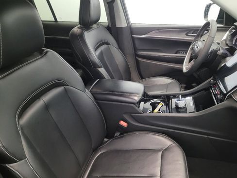 Used 2023 Jeep Grand Cherokee Limited image 21