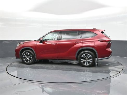 Used 2022 Toyota Highlander XLE image 5