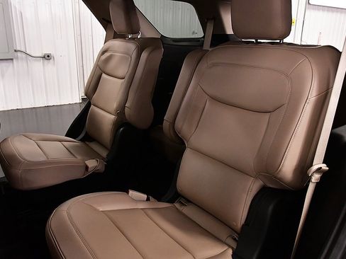 Used 2022 Ford Explorer XLT w/ Equipment Group 202A image 30