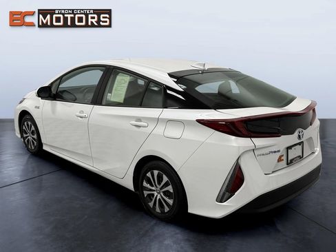 Used 2022 Toyota Prius Prime XLE image 4