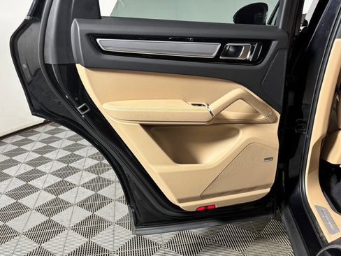 Used 2022 Porsche Cayenne Platinum Edition image 35