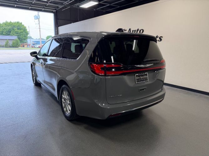 Used 2025 Chrysler Pacifica Select FWD image 3
