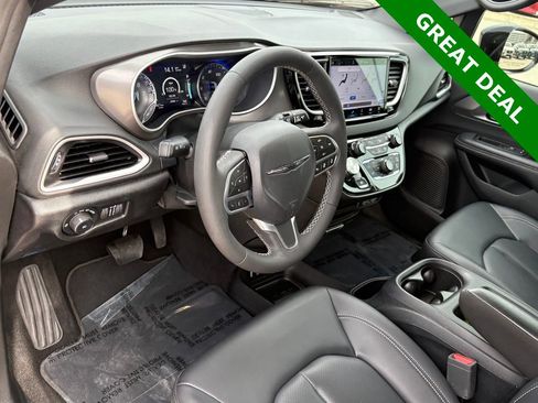 Used 2025 Chrysler Pacifica Select image 14