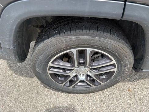 Used 2018 Jeep Compass Latitude w/ Cold Weather Group FWD image 10