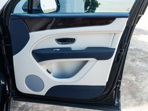 Used 2024 Bentley Bentayga image 33