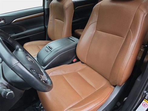 Used 2019 Toyota Highlander Limited Platinum image 16