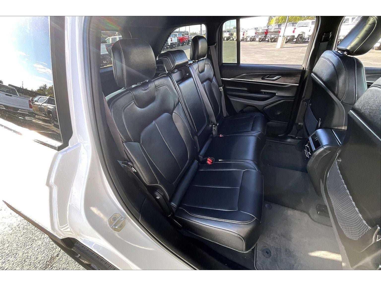 Used 2024 Jeep Grand Cherokee Limited w/ Black Appearance Package AWD/4WD image 29