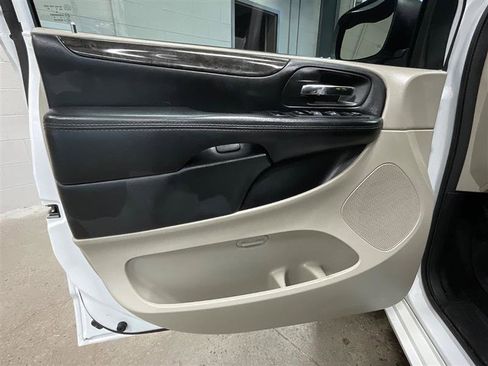 Used 2019 Dodge Grand Caravan SE w/ UConnect Hands-Free Group image 10