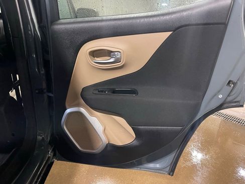 Used 2016 Jeep Renegade Latitude image 21