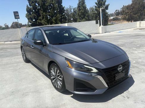 Used 2025 Nissan Altima 2.5 SV FWD image 29