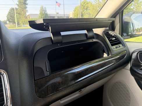 Used 2013 Dodge Grand Caravan SXT FWD image 35