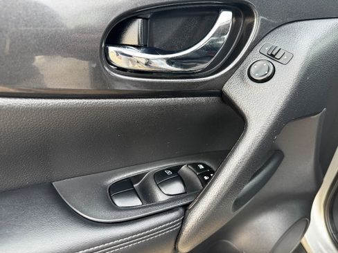 Used 2017 Nissan Rogue S image 14