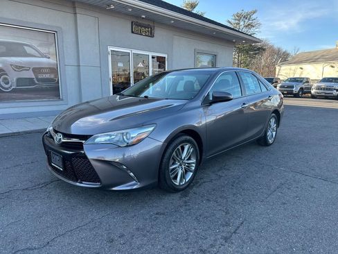 Used 2016 Toyota Camry SE image 3