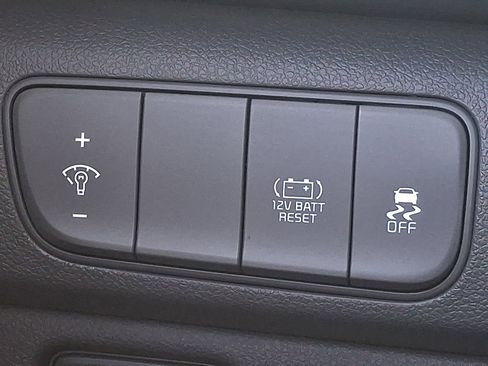 Used 2018 Kia Niro LX image 25