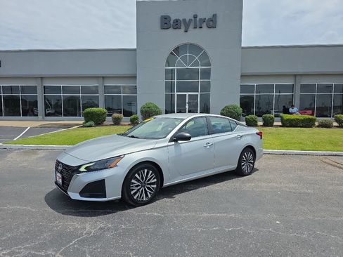 Used 2024 Nissan Altima 2.5 SV FWD image 1