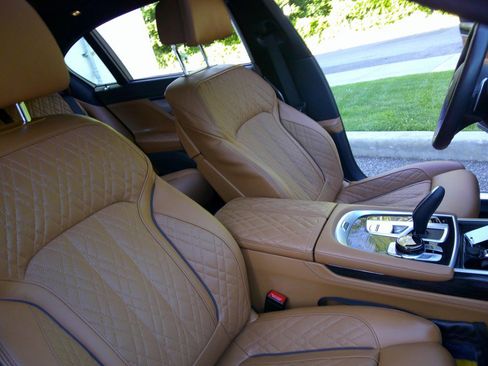 Used 2021 BMW 750i xDrive w/ Luxury Rear Seating Package AWD/4WD image 73