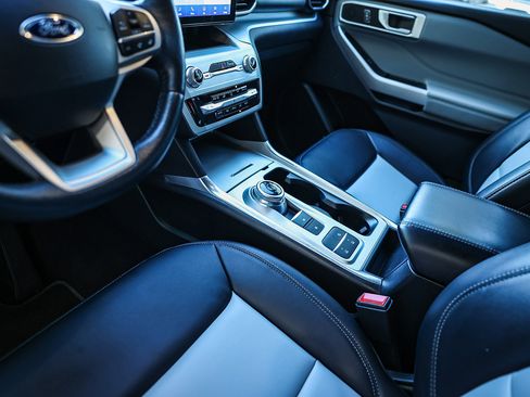 Used 2022 Ford Explorer XLT w/ Equipment Group 202A image 26