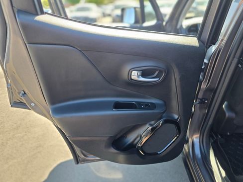 Used 2017 Jeep Renegade Altitude FWD image 18