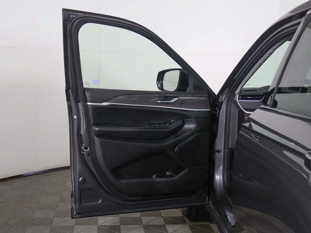 Used 2023 Jeep Grand Cherokee L Limited AWD/4WD image 21