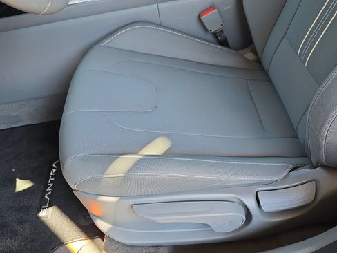 Used 2025 Hyundai Elantra SEL FWD image 30