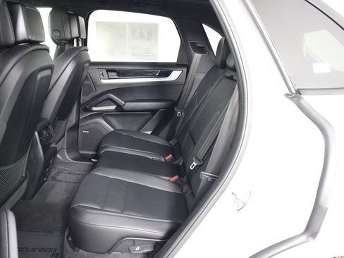 Certified 2024 Porsche Cayenne AWD/4WD image 33