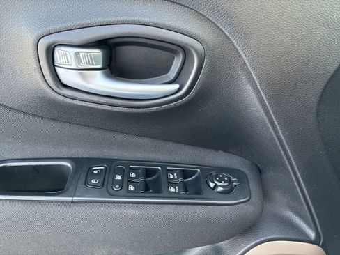 Used 2016 Jeep Renegade Latitude image 16