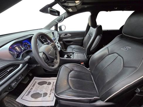 Used 2025 Chrysler Pacifica Limited image 11