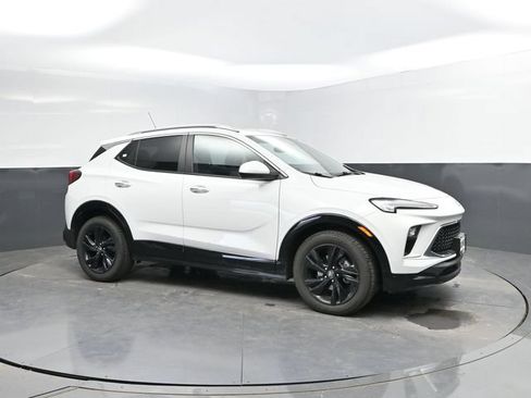 Used 2024 Buick Encore GX Sport Touring FWD image 3