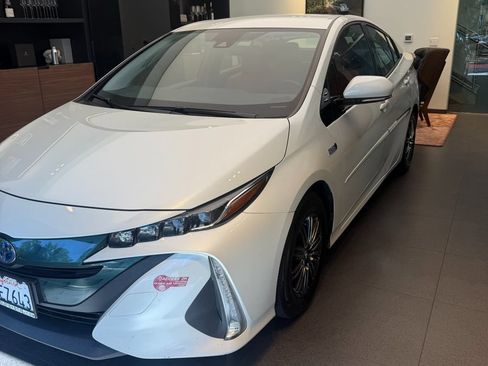 Used 2017 Toyota Prius Prime Premium FWD image 2