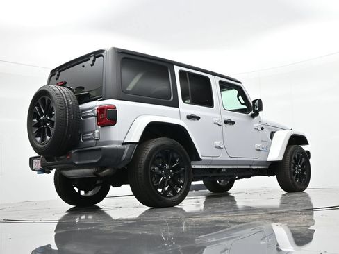 Used 2022 Jeep Wrangler Unlimited Sahara w/ Cold Weather Group AWD/4WD image 28