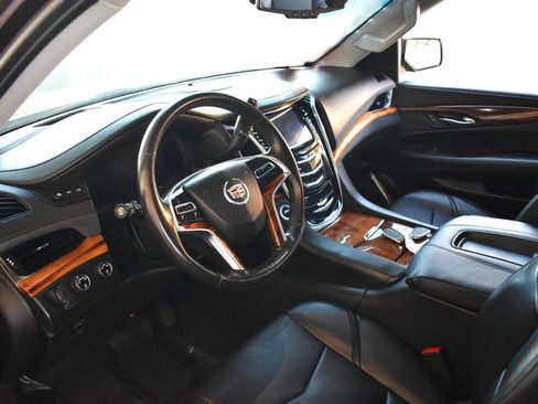 Used 2015 Cadillac Escalade Premium image 32
