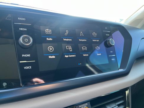 Used 2023 Volkswagen Taos SE w/ Panoramic Sunroof Package FWD image 27