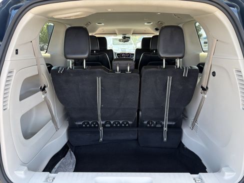 Used 2023 Chrysler Pacifica Touring-L FWD image 5