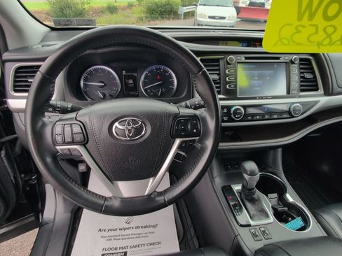 Used 2019 Toyota Highlander XLE AWD/4WD image 29
