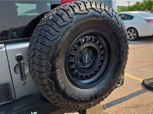 Used 2014 Jeep Wrangler Unlimited Sahara w/ Max Tow Package AWD/4WD image 12