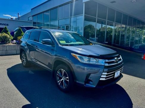 Used 2018 Toyota Highlander LE AWD/4WD image 3