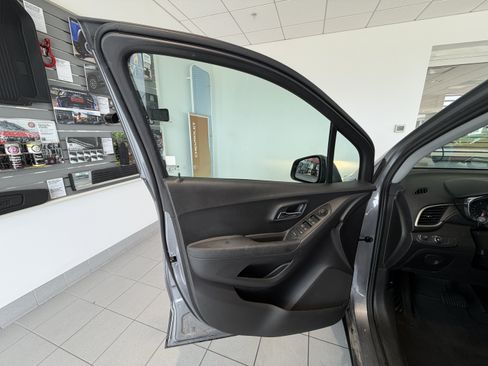 Used 2020 Chevrolet Trax LS w/ Tint and Cruise Package FWD image 10
